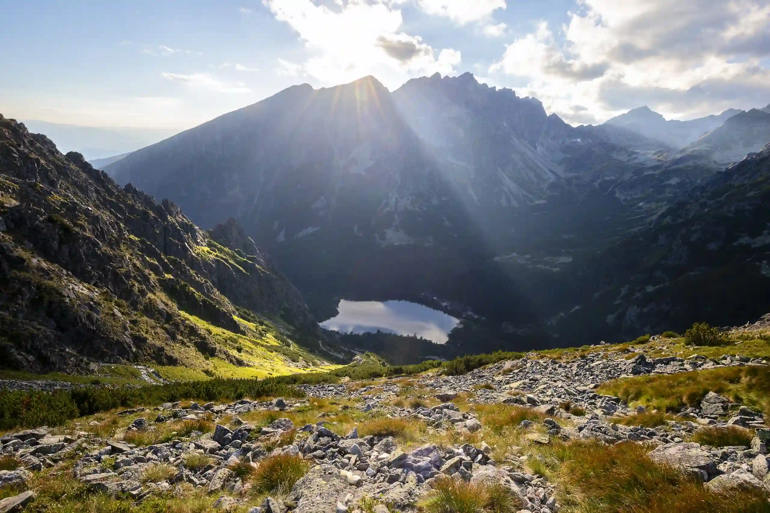 Tatry — dolina z jeziorem