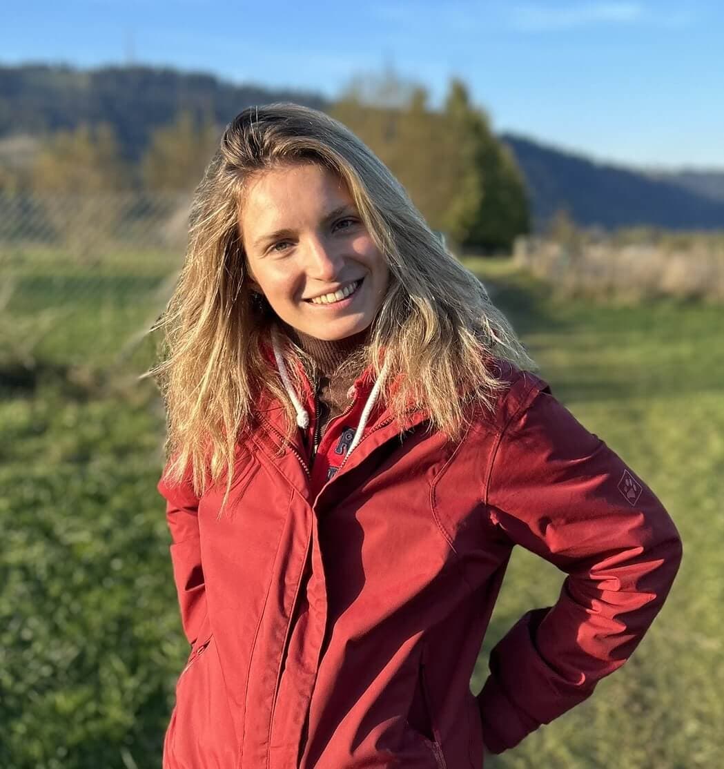 Karolina Gac — przewodnik tatrzański na tle przyrody